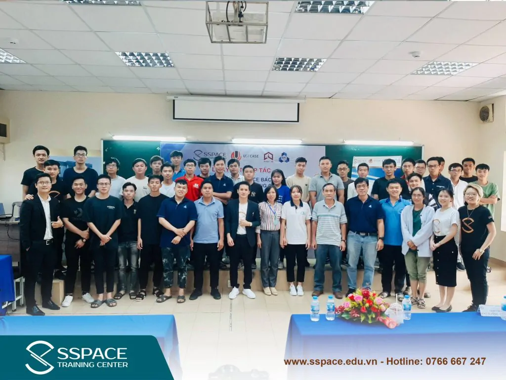 kỉ niệm cùng sinh viên sau buổi lễ