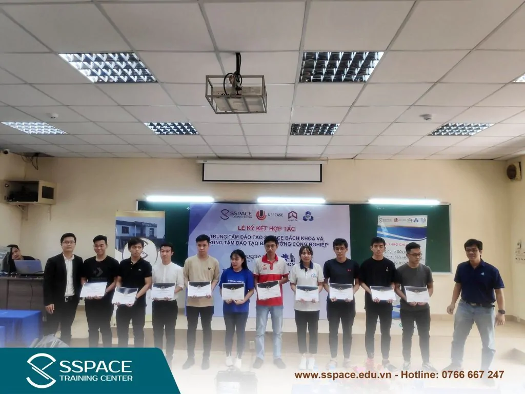 các bạn sinh viên nhận học bổng
