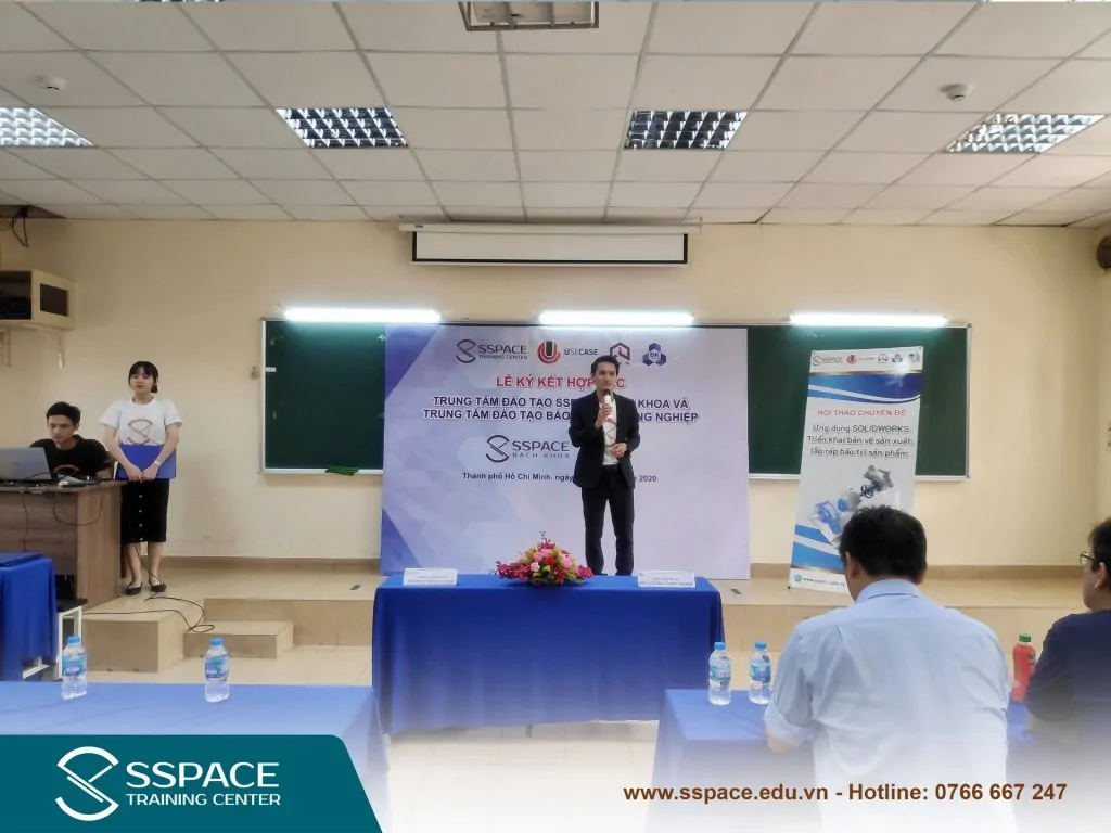 diễn giả phát biểu lễ ký kết