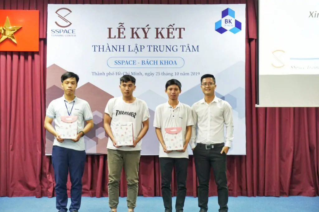 các bạn sinh viên nhận quà