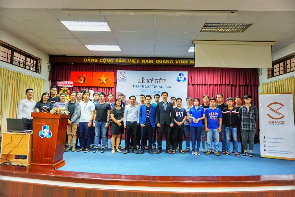 chụp ảnh kỉ niệm sspace_bachkhoa
