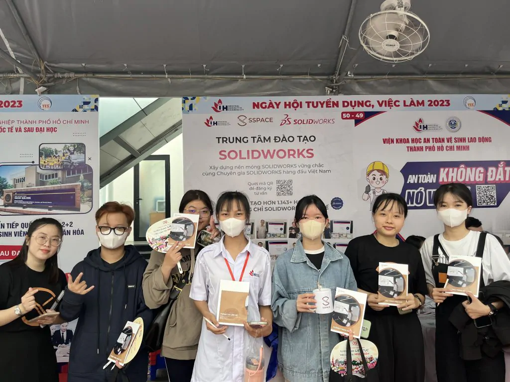 hoạt động sôi nổi tại sự kiện 8