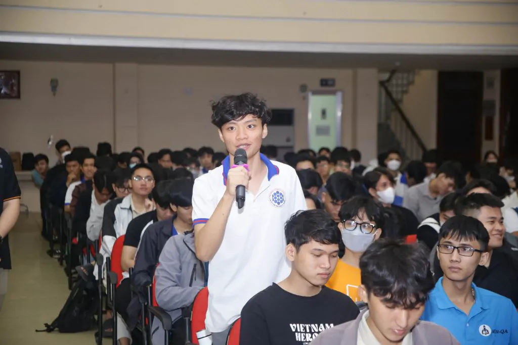 sinh viên trao đổi với diễn giả