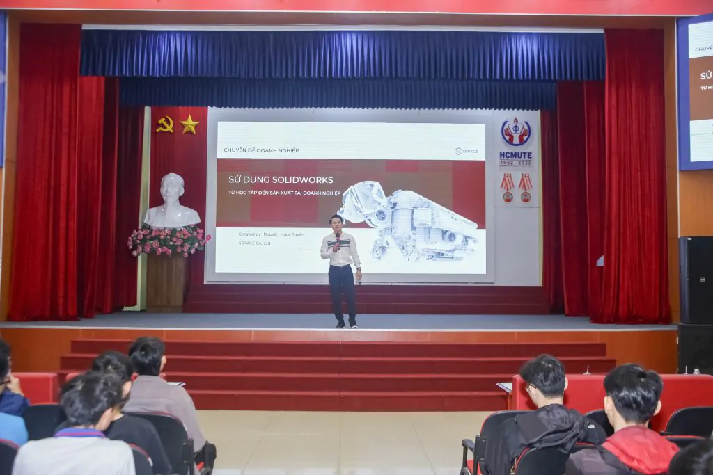 diễn giả chia sẻ