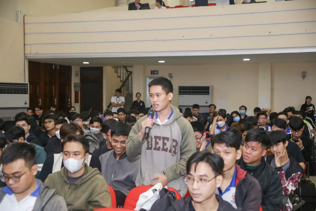 sinh viên trao đổi với diễn giả