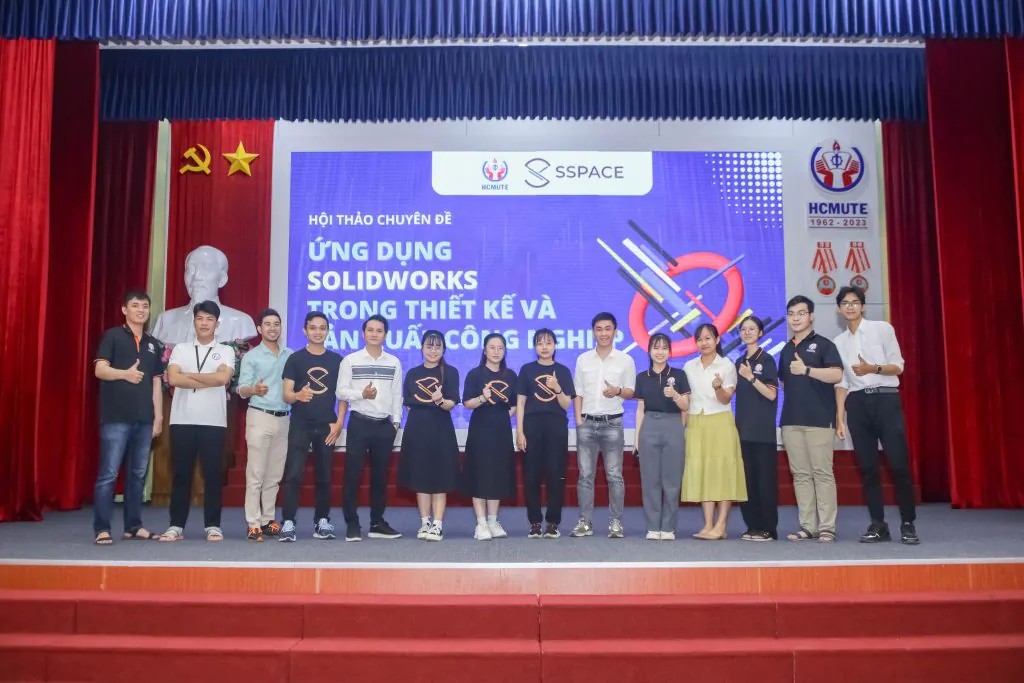 chụp ảnh kỉ niệm cùng ban tổ chức